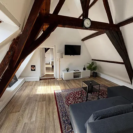 Stylish Canal-side 2br-1lr Apt, At Center Of Lejlighed