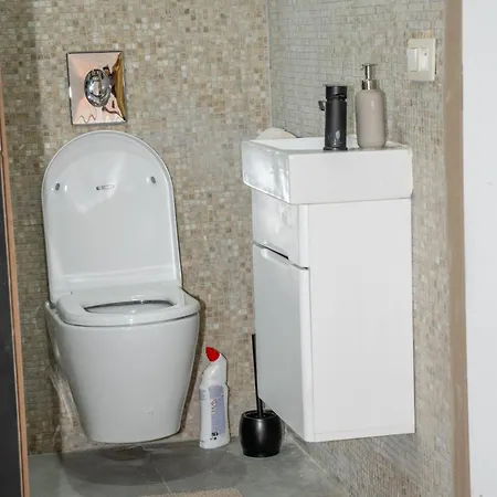 Stylish Canal-side 2br-1lr Apt, At Center Of Γάνδη