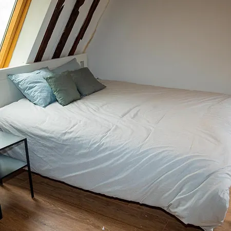 Stylish Canal-side 2br-1lr Apt, At Center Of Διαμέρισμα